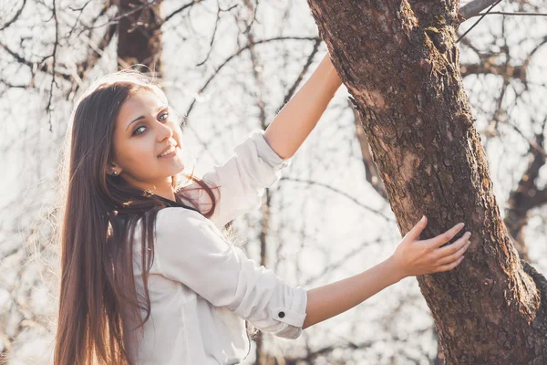 Bella ragazza in giardino — Foto Stock