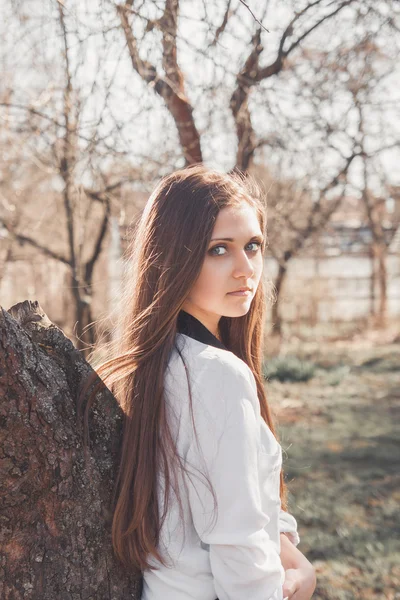 Hermosa chica en el jardín —  Fotos de Stock