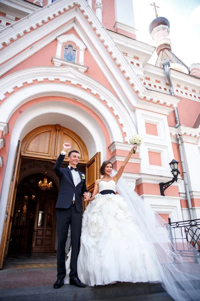 O casal feliz de recém-casados — Fotografia de Stock