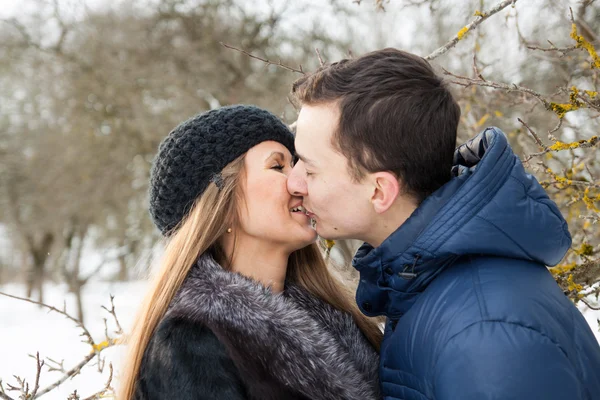 Happy Young Couple in Winter garden — Stock Photo, Image