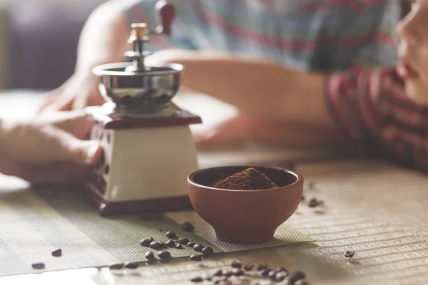 静物的咖啡豆和老磨房 — 图库照片