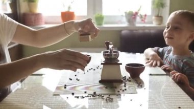 İkiz kardeş kahve öğütmek için annesi yardım 