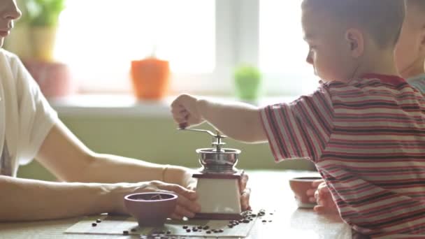 Tweeling helpt haar moeder om te malen koffie — Stockvideo