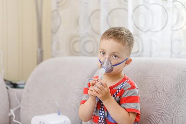 Niño pequeño hace inhalación terapéutica — Foto de Stock