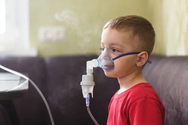 Niño pequeño hace inhalación terapéutica — Foto de Stock