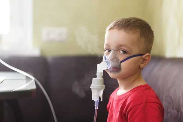 Niño pequeño hace inhalación terapéutica — Foto de Stock