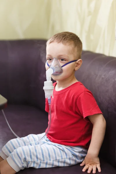 Niño pequeño hace inhalación terapéutica — Foto de Stock