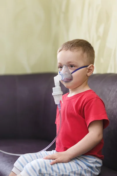 Niño pequeño hace inhalación terapéutica — Foto de Stock