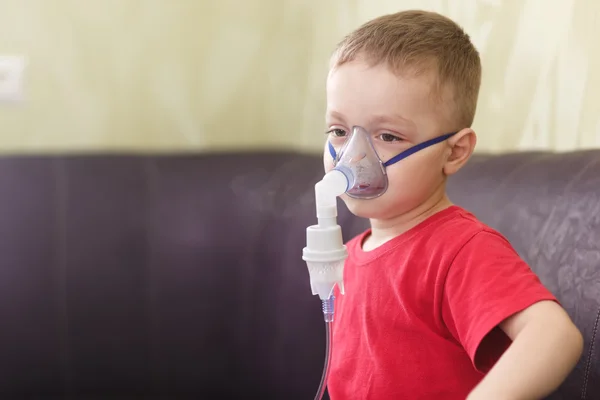 Niño pequeño hace inhalación terapéutica — Foto de Stock