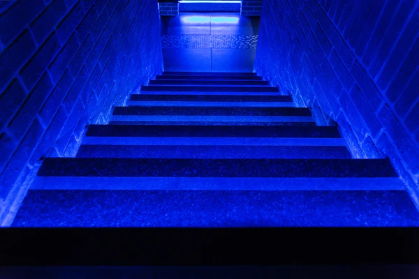 Trap in blauwe neon-verlichting — Stockfoto