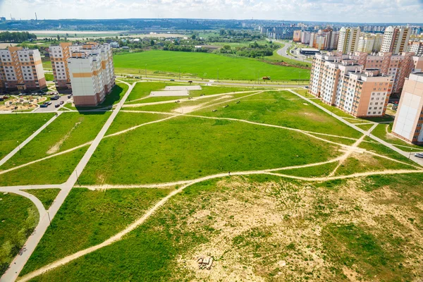 Una vista del terreno vuoto tra i condomini — Foto Stock