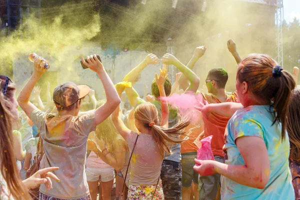 Dancing people no the annual holi festival — Stock Photo, Image