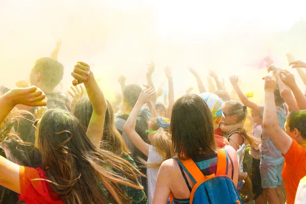 Tanzende Menschen kein alljährliches Holi-Festival — Stockfoto