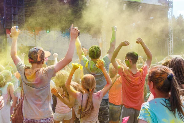 Tanzende Menschen kein alljährliches Holi-Festival — Stockfoto