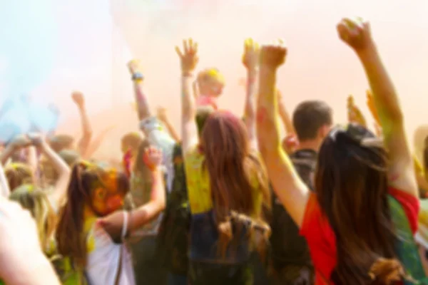 Verschwommene tanzende Menschen nein das jährliche Holi-Festival — Stockfoto