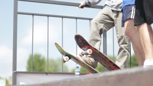 Skateboarders ιππασία στο πλοίο — Αρχείο Βίντεο