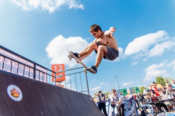 Les athlètes concourent au Skateboard Challenge — Photo