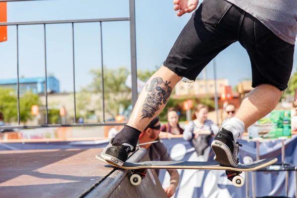 Les athlètes concourent au Skateboard Challenge — Photo