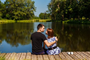 Bir çift ahşap iskele üzerinde