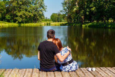 Bir çift ahşap iskele üzerinde