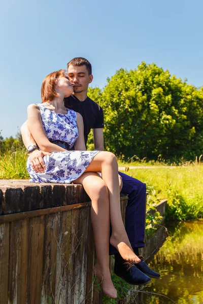 Um casal no molhe de madeira — Fotografia de Stock