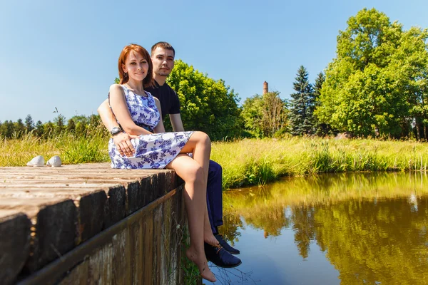 Un couple sur la jetée en bois — Photo