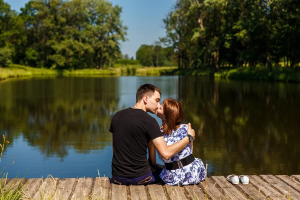 Una coppia sul pontile di legno — Foto Stock