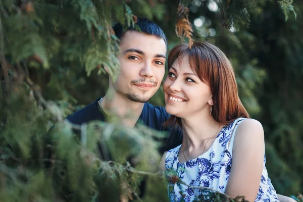 Bom jovem casal abraçando — Fotografia de Stock