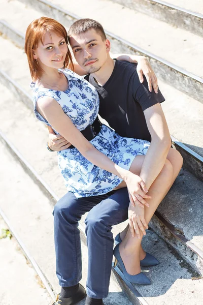 Bonito e feliz jovem casal — Fotografia de Stock