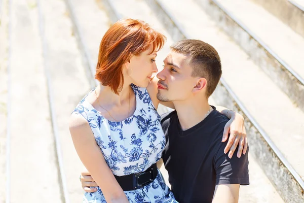 Bonito e feliz jovem casal — Fotografia de Stock