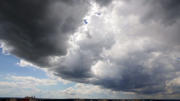 Regenwolken vliegen over de stad. — Stockvideo