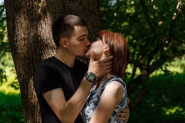Joli jeune couple embrassant — Photo