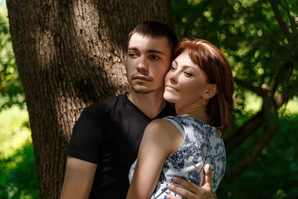 Bom jovem casal abraçando — Fotografia de Stock