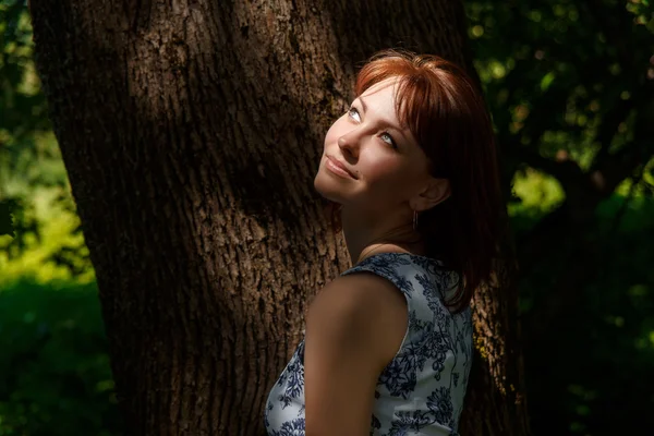 Jeune fille heureuse dans le parc — Photo