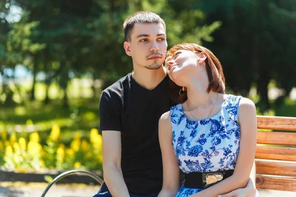 Bom jovem casal abraçando — Fotografia de Stock