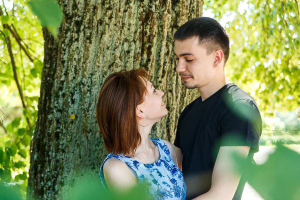 Bom jovem casal abraçando — Fotografia de Stock