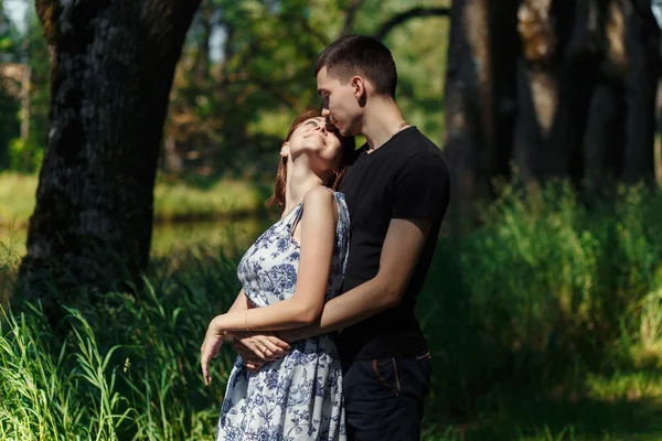 Trevligt ungt par embracing — Stockfoto