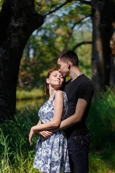 Nettes junges Paar umarmt — Stockfoto