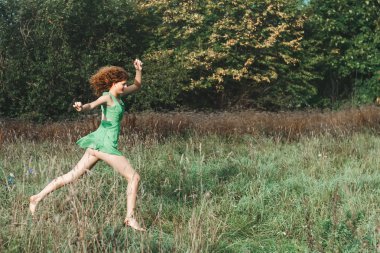 güzel kız glade üzerinde çalışır