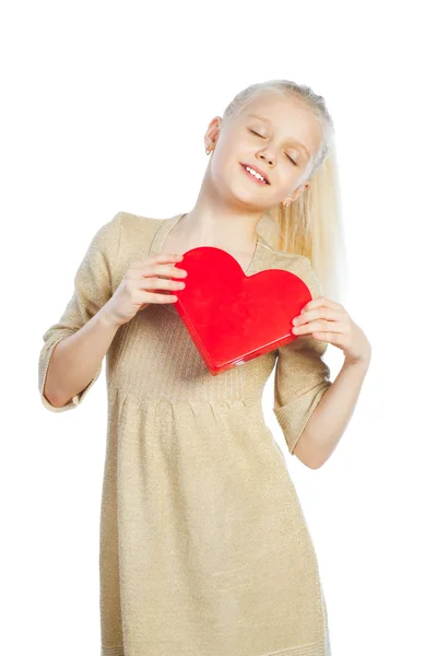 Menina bonita segurando o coração nos braços . — Fotografia de Stock