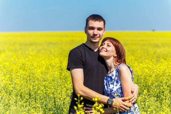 Imagem de casal feliz abraçando no prado amarelo — Fotografia de Stock