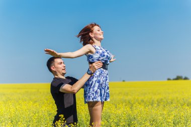 İki aşık, adam kadın yukarı yükseltir