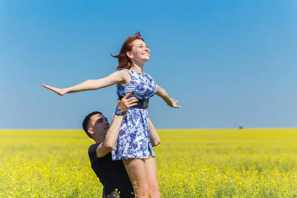 Paar verliefd, man werpt vrouw omhoog — Stockfoto