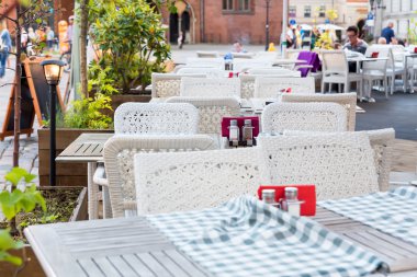 Riga şehir merkezinde sokak kafe görüntüleyin