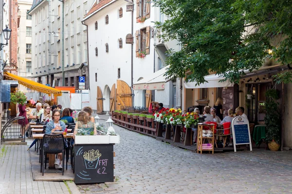 Nézd meg a Riga downtown turisták kávézó — Stock Fotó