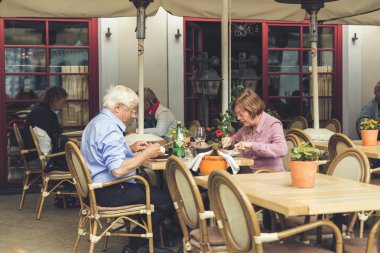 Riga üzerinde şehir merkezindeki kafede yaşlı turistler ile görüntüleyin..