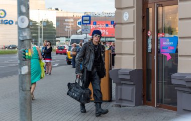 Bir motorcu stil evsiz bir adamı