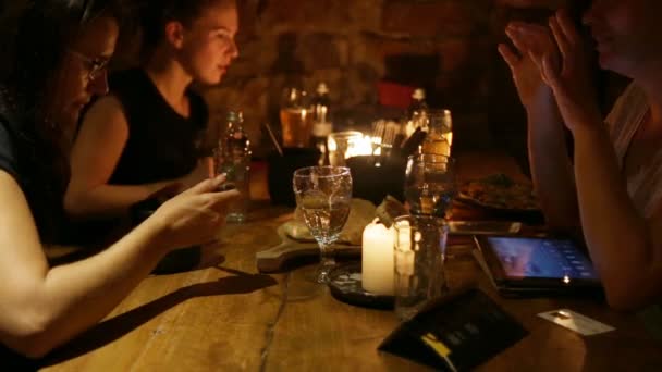 Een groep toeristen eten in het restaurant — Stockvideo