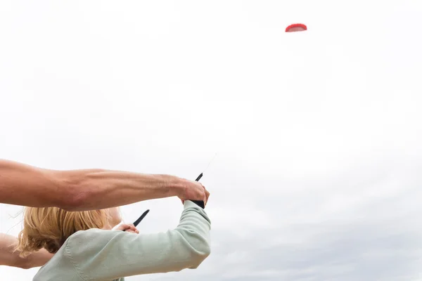 Coach teaches girl control the kite — Stock Photo, Image