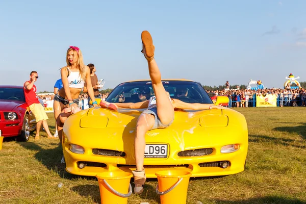 Les filles rivalisent dans un réservoir sexy voitures — Photo